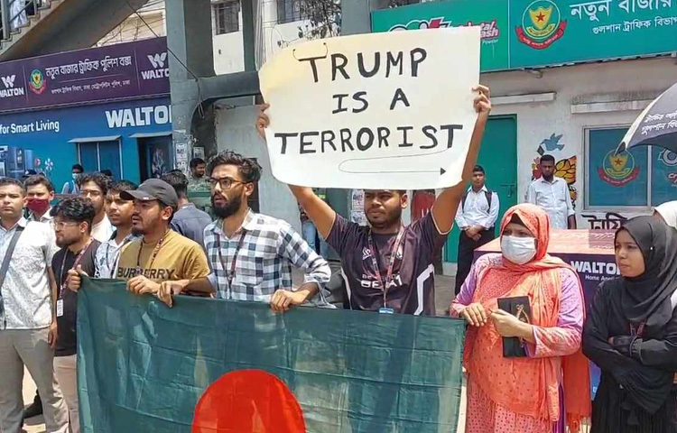 বিক্ষোভে অংশ নেওয়া অধিকাংশ মানুষকে তল্লাশি করা হয়। কাউকেই ফুটপাতে বা রাস্তায় দাঁড়াতে দেওয়া হয়নি।