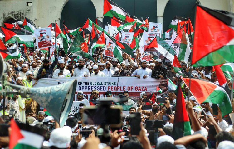 ফিলিস্তিনের পতাকা হাতে বিক্ষোভ করছেন সাধারণ মুসল্লিরা।