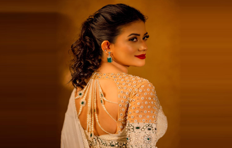 আইল্যাশ পরা চোখ, লাল লিপস্টিকে রাঙানো আকর্ষণীয় ঠোঁট ও মেসি পনিটেল হেয়ারস্টাইলে অপরূপ লাগছে তাকে।