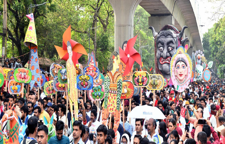 জুলাই-আগস্টে গণ-অভ্যুত্থানে রাজনৈতিক পটপরিবর্তনের পর এবারই প্রথম পহেলা বৈশাখ উদযাপিত হলো দেশে। পহেলা বৈশাখের অন্যতম আকর্ষণ মঙ্গল শোভাযাত্রার নাম পরিবর্তন, মোটিফ নিয়ে নানা বিতর্ক এরপর শোভাযাত্রায় সর্বসাধারণের উপস্থিতি ছিল চোখে পড়ার মতো।