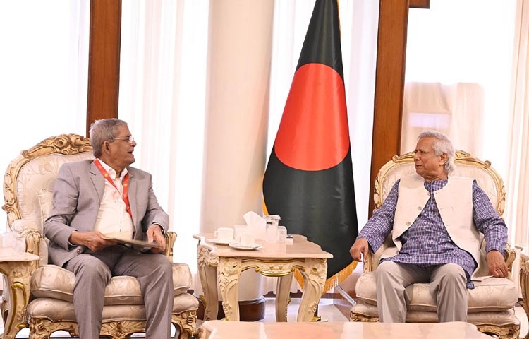 প্রধান উপদেষ্টা প্রফেসর মুহাম্মদ ইউনূসের সাথে আজ ঢাকায় রাষ্ট্রীয় অতিথি ভবন যমুনায় বাংলাদেশ জাতীয়তাবাদী দলের (বিএনপি) মহাসচিব মির্জা ফখরুল ইসলাম আলমগীর সাক্ষাৎ করেন। ছবি: পিআইডি