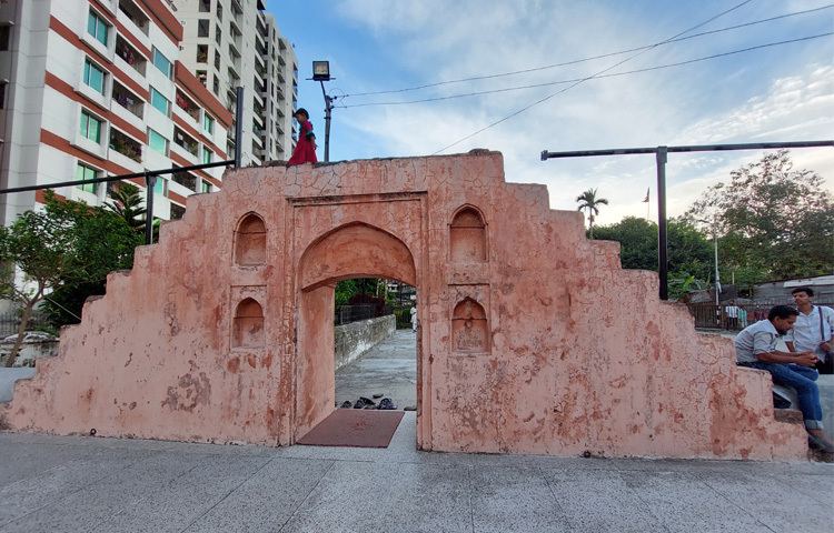 মসজিদের দেয়ালে রয়েছে মনোমুগ্ধকর অলঙ্করণ। ইটের উপর খচিত কারুকাজ, সিমেট্রিকাল খিলান এবং নকশাবহুল মেহরাব আজও সেই সময়ের দক্ষ শিল্পীদের কাজের নিদর্শন বহন করে।