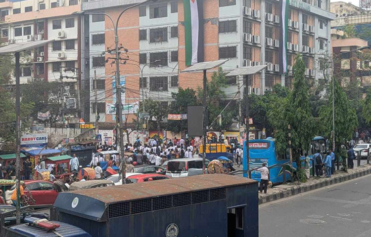 দুপুর পৌনে ১২টার দিকে ঢাকা কলেজের একদল শিক্ষার্থী সিটি কলেজে গিয়ে হামলা চালায়।