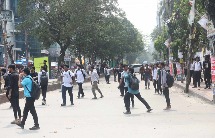 ঠিক কি কারণে এই হামলা ও ভাঙচুরের ঘটনা তা তাৎক্ষনিকভাবে জানা যায়নি।