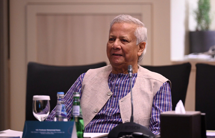 কাতারের দোহায় আর্থনা সম্মেলনের দ্বিতীয় দিনে ‘সোশ্যাল অ্যান্ড এনভায়রনমেন্ট চ্যালেঞ্জেস অ্যারাউন্ড ফোর্সিবলি ডিসপ্লেইসড পপুলেশনস – দ্য কেস অব দ্য রোহিঙ্গা’ শীর্ষক গোলটেবিল বৈঠকে বক্তৃতা করেন প্রধান উপদেষ্টা প্রফেসর মুহাম্মদ ইউনূস। ছবি: পিআইডি