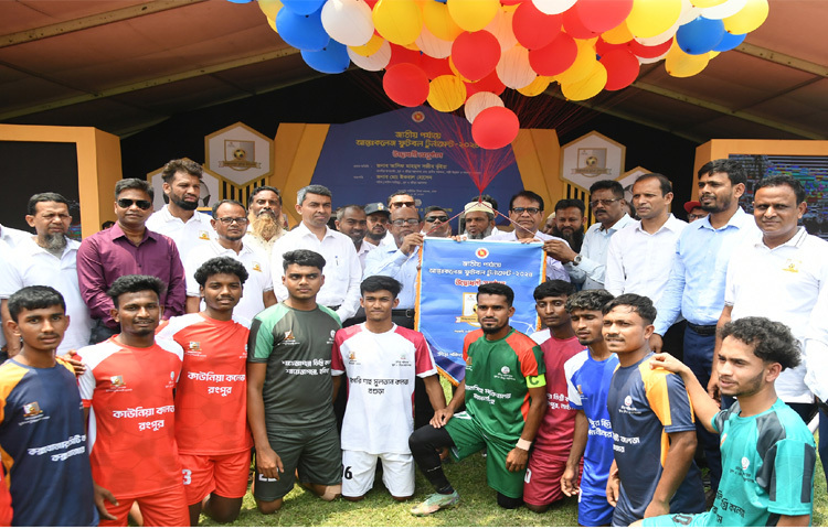 ঢাকায় মোহাম্মদপুরে সরকারি শারীরিক শিক্ষা কলেজে ‘জাতীয় পর্যায়ে আন্তঃকলেজ ফুটবল টুর্নামেন্ট-২০২৪’ এর উদ্বোধন করেন স্থানীয় সরকার বিভাগের সচিব মো. রেজাউল মাকছুদ জাহেদী। ছবি: পিআইডি