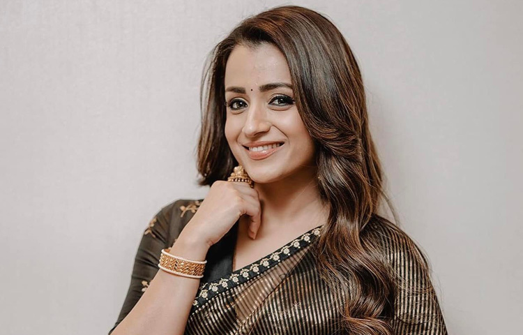 তিনি তিনবার ফিল্মফেয়ার সাউথ অ্যাওয়ার্ডে সেরা তেলেগু অভিনেত্রীর পুরস্কার পেয়েছেন।