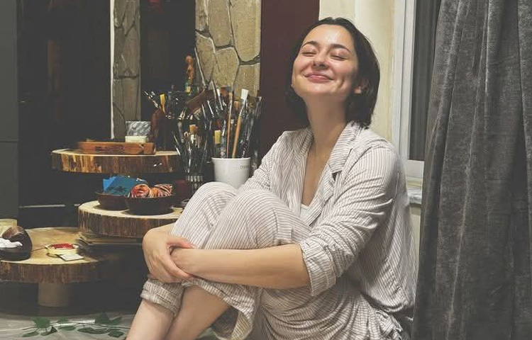 তার রূপে নেই বাহুল্য, নেই অকারণ আকর্ষণ তৈরির কৃত্রিমতা। একেবারে স্বাভাবিক, সহজাত সৌন্দর্যের শক্তিতে দর্শকদের মোহিত করে তোলেন তিনি।