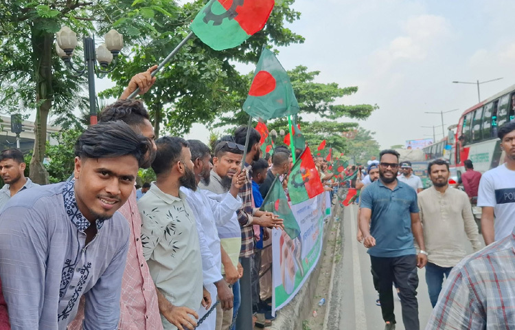 রাজধানীর বিমানবন্দর থেকে গুলশান পর্যন্ত বিএনপি ও অঙ্গ সংগঠনের বিভিন্ন পর্যায়ের নেতাকর্মীরা সড়কের একপাশে দাঁড়িয়ে রয়েছেন।