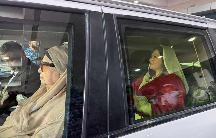 সকাল ১০টা ৩৮ মিনিটে খালেদা জিয়া ও তার সফরসঙ্গীদের বহনকারী বিশেষ রাজকীয় বিমান হযরত শাহজালাল আন্তর্জাতিক বিমানবন্দরে অবতরণ করে।