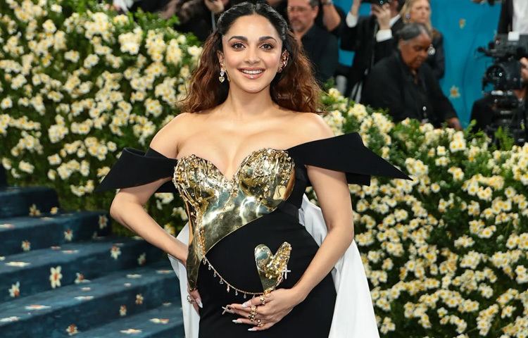 বহুদিন ধরেই মাতৃত্বকে আড়াল করার প্রবণতা ছিল ফ্যাশন দুনিয়ায়। সেই মানসিকতা যেন ধীরে ধীরে বদলাচ্ছে। কিয়ারার এই লুক সেই পরিবর্তনের প্রতীক। যেখানে গর্ভাবস্থা লুকানোর নয়, বরং উদযাপনের বিষয়।