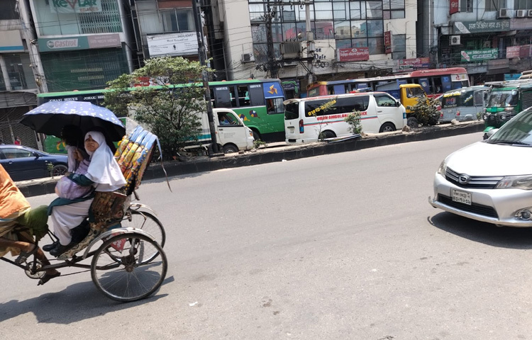 কয়েকদিনের তীব্র গরম ও যানজট যাত্রীদের ভোগান্তি বাড়িয়েছে কয়েকগুণ।
