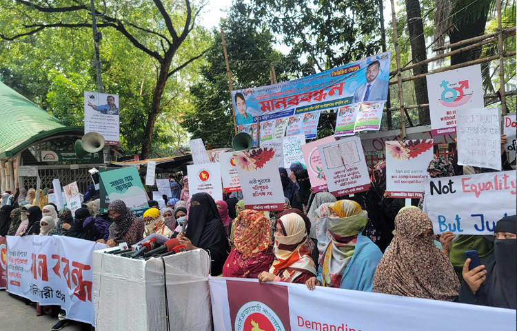 জাতীয় প্রেস ক্লাবের সামনে প্ল্যাকার্ড হাতে তারা এই মানববন্ধন করছেন।