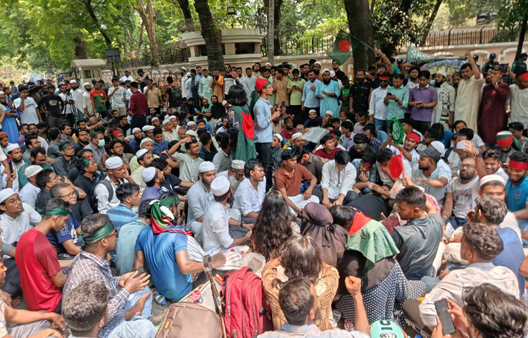 আওয়ামী লীগের বিচার ও নিষিদ্ধের দাবিতে সমাবেশে জড়ো হতে থাকেন বিক্ষোভকারীরা। আজ জুমার নামাজের পর থেকে ছাত্র-জনতার উপস্থিতি বাড়তে থাকে। ছবি: জাগো নিউজ