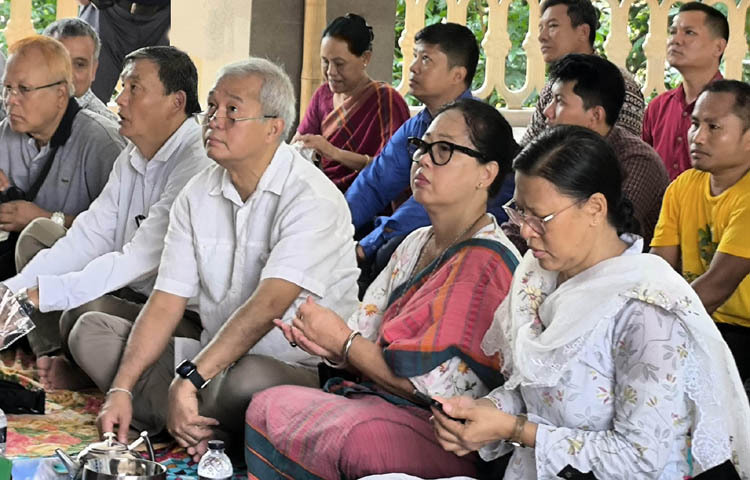 পার্বত্য চট্টগ্রাম বিষয়ক উপদেষ্টা সুপ্রদীপ চাকমা আজ রাঙ্গামাটি সদরের রাজবন বিহার কমপ্লেক্সে বৌদ্ধ ধর্মাবলম্বীদের উৎসব বৈশাখী পূর্ণিমায় অংশ নেন। ছবি: পিআইডি