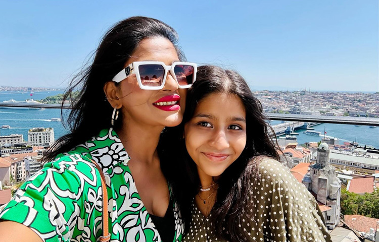 বিয়ের চার বছরের মাথায় সংসার জীবনের ইতি টেনেছিলেন লাক্স সুন্দরী আজমেরী হক বাঁধন। একমাত্র মেয়ে মিশেল আমানী সায়রাকে নিয়ে এক তার পৃথিবী।