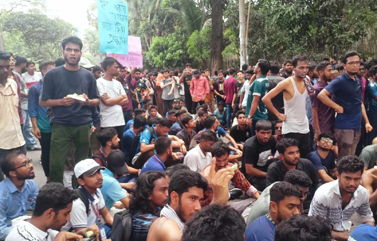 অধ্যাপক ড. মো. রইছ উদ্দিন বলেন, শিক্ষার্থীদের ওপর পুলিশের হামলার বিচার ও দাবি আদায় না হওয়া পর্যন্ত আমরা এখানে অবস্থান করবো।