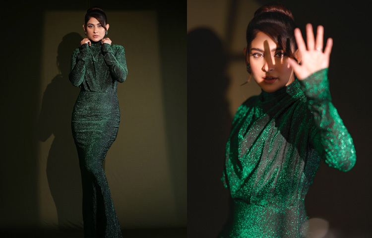 অনুষ্ঠানে মেহজাবীন পরেছেন শিমারি সবুজ ফুলস্লিভ গাউন। দারুণ এই ড্রেসে নজর কেড়েছে গাঢ় আর কালচে সবুজের ডুয়েল টোন।