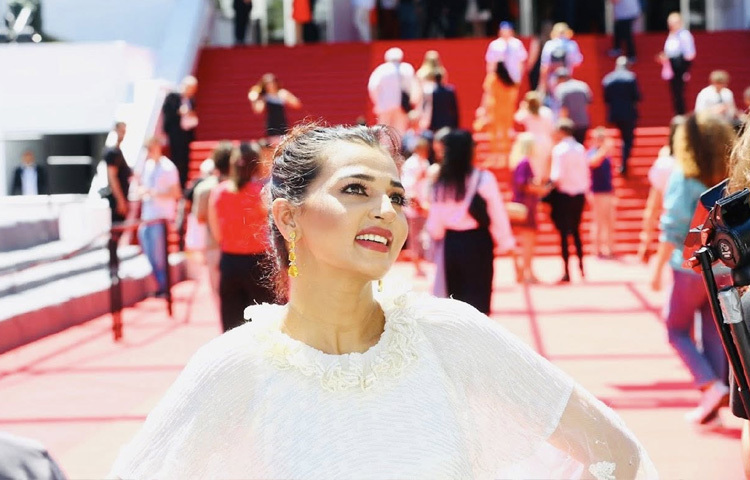 চলুন দেখে নেওয়া যাক বর্ষার ফেসবুক ও ইনস্টাগ্রাম পোস্টে ধরা পড়া সেই নজরকাড়া কিছু মুহূর্ত-শ্বেতশুভ্র গাউন, মনোমুগ্ধকর উপস্থিতি আর অনন্য বার্তার এক অপূর্ব সম্মিলন।