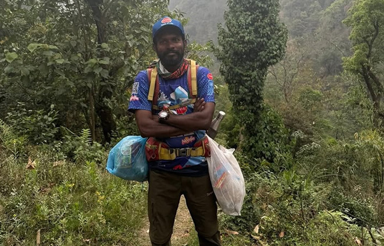 বাংলাদেশের স্বপ্নবাজ এ তরুণের আগে ১৯৯০ সালে অস্ট্রেলিয়ার পর্বতারোহী টিম ম্যাকার্টনি-স্নেপ ভারতের গঙ্গাসাগর থেকে ৯৬ দিনে প্রায় ১২শ কিলোমিটার পথ পাড়ি দিয়ে পৃথিবীর সর্বোচ্চ শৃঙ্গে পদচিহ্ন রাখেন। শাকিল তার যে সপ্তাহখানেক কম সময়ে পাড়ি দিয়েছেন আরও একশ কিলোমিটার বেশি।