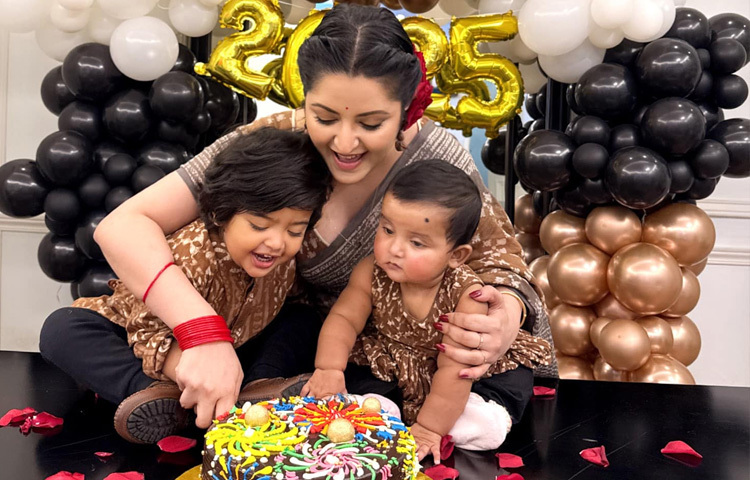 কাজের পাশাপাশি দুই সন্তান নিয়ে ব্যস্ত সময় কাটে পরীর।