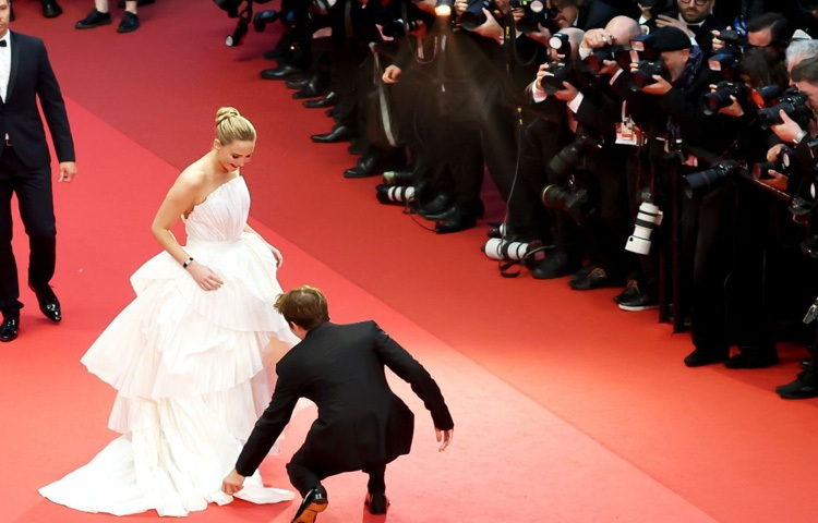 ভক্ত-অনুরাগীদের নজর কেড়েছে লাল গালিচায় রবার্ট প্যাটিনসন ও জেনিফার লরেন্সের বন্ধুত্ব।