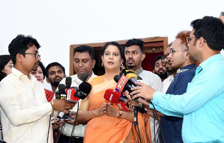 পরিবেশ, বন ও জলবায়ু পরিবর্তন এবং পানি সম্পদ উপদেষ্টা সৈয়দা রিজওয়ানা হাসান আজ ঢাকা বিশ্ববিদ্যালয়ের সিনেট ভবনে বাংলাদেশ প্রাণিবিজ্ঞান সমিতির ২৪তম জাতীয় সম্মেলন ও বার্ষিক সাধারণ সভা শেষে সাংবাদিকদের ব্রিফ করেন। ছবি: পিআইডি