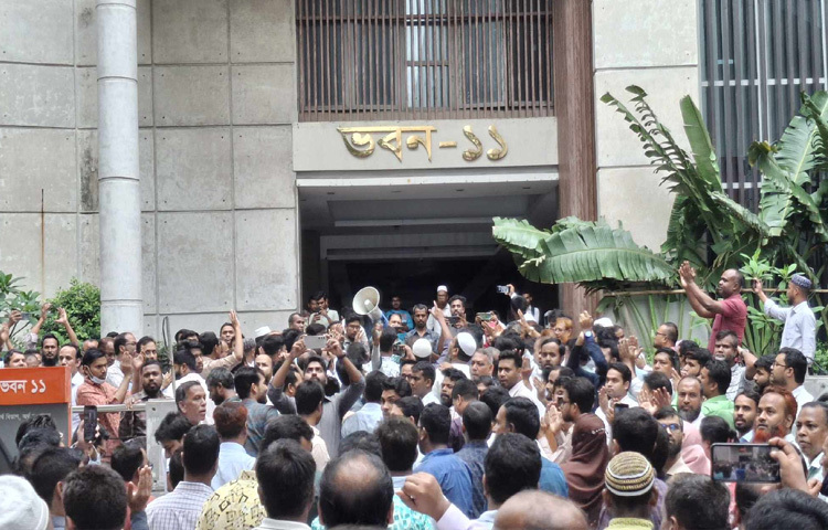 সচিবালয়ের প্রধান ফটক আটকে বিক্ষোভ করার সময় বাংলাদেশ সচিবালয় কর্মকর্তা কর্মচারী সংযুক্ত পরিষদের সভাপতি মো. বাদিউল কবীর এ ঘোষণা দেন।