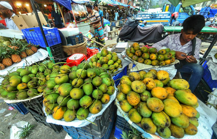 প্রতিদিন ভোর থেকেই পাইকার ও খুচরা ক্রেতাদের ভিড়ে জমজমাট হয়ে ওঠে কাওরানবাজার। পসরা সাজিয়ে বসেছেন ফল বিক্রেতারা। বাহারি ফলের রঙে যেমন চোখ জুড়ায়, তেমনি দাম শুনে অনেকের মুখে চিন্তার ভাঁজও পড়ে।