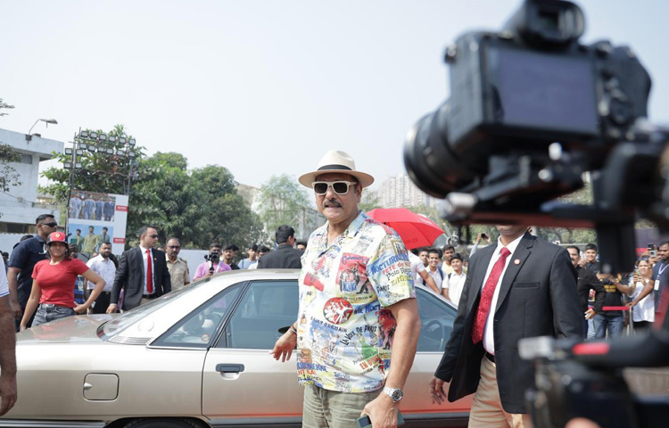 রবি শাস্ত্রীর একটি বড় পরিচয় হলো তার ব্যক্তিত্ব। স্টাইলিশ পোশাক, সংক্ষিপ্ত অথচ চিন্তাশীল কথা এবং পরিস্থিতি অনুযায়ী সঠিক সিদ্ধান্ত নেওয়ার ক্ষমতা তাকে ভিন্ন রকম এক জনপ্রিয়তায় পৌঁছে দেয়। সোশ্যাল মিডিয়ায় বা সংবাদ সম্মেলনে তার বক্তব্য ঘিরে প্রায়ই তৈরি হয় আলোচনা।