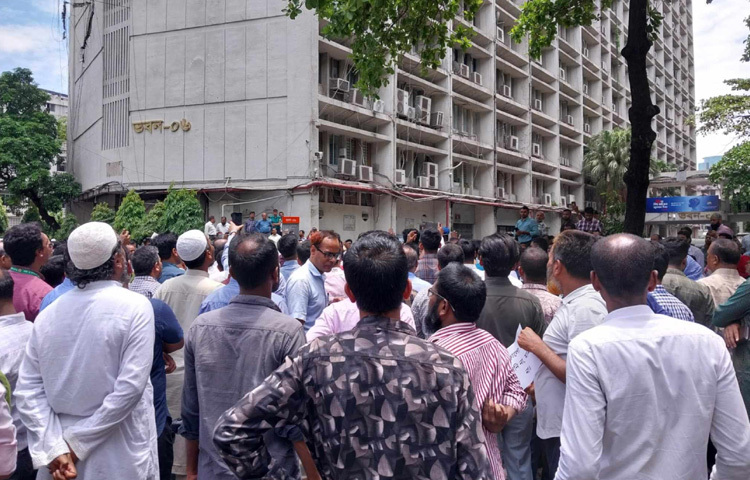 বেলা ১১টার দিকে সচিবালয়ের ৬ নম্বর ভবনের পাশে বাদামতলায় জড়ো হয়ে তারা বিক্ষোভ শুরু করেন।