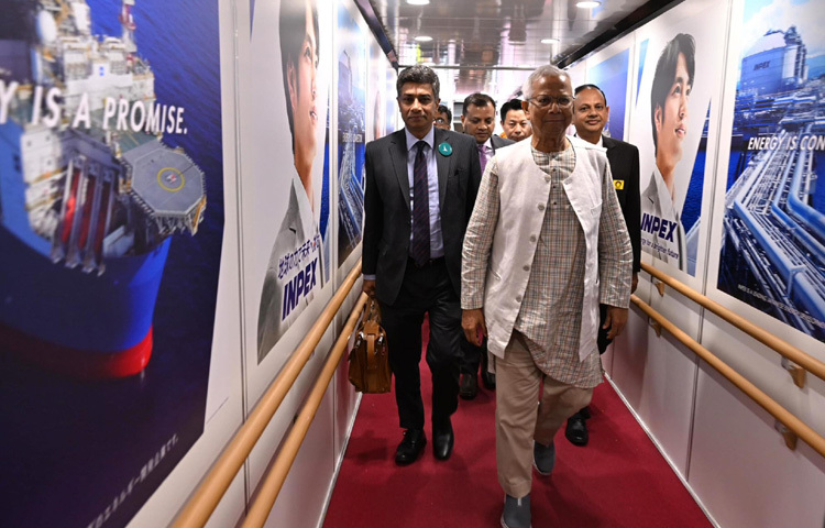 প্রধান উপদেষ্টার প্রেস উইং সূত্রে জানা গেছে, বিকেল ৫টায় প্রধান উপদেষ্টার সঙ্গে জাপান বাংলাদেশ পার্লামেন্টারি ফ্রেন্ডশিপ লীগের সভাপতি টারোআসো তার আবাসস্থলে সৌজন্য সাক্ষাৎ করবেন। এরপর নিপ্পন ফাউন্ডেশনের সভাপতি ইয়োহেই সাসাকাওয়া আয়োজিত একটি নৈশভোজে অংশগ্রহণ করবেন প্রধান উপদেষ্টা। নৈশভোজ শেষে জাপানের গণ্যমান্য ব্যক্তিদের সঙ্গে একটি মিথস্ক্রিয় বৈঠক করবেন।