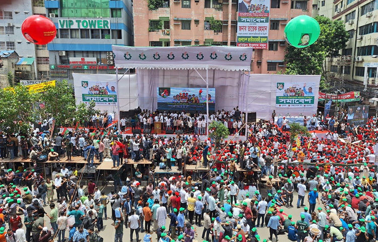 সকাল থেকেই রাজধানীসহ ঢাকা, সিলেট, ময়মনসিংহ ও ফরিদপুর বিভাগের বিভিন্ন জেলা থেকে দলে দলে মিছিল নিয়ে আসছেন বিএনপির অঙ্গসংগঠনের নেতাকর্মীরা।