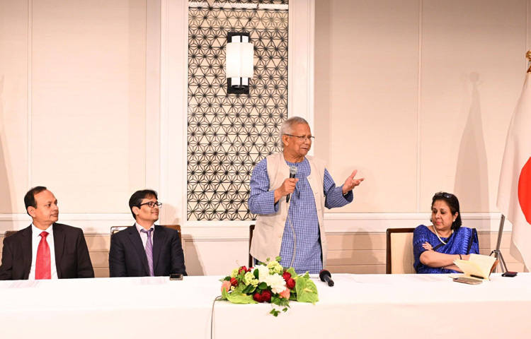 বুধবার জাপানের টোকিওর একটি হোটেলে ফ্রেন্ডস অফ বাংলাদেশে ভাষণ দিচ্ছেন প্রধান উপদেষ্টা অধ্যাপক মুহাম্মদ ইউনূস।