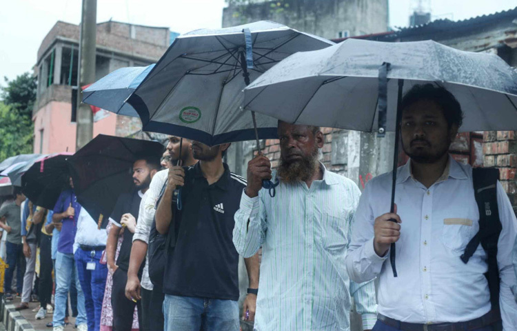 বাসস্ট্যান্ডে দীর্ঘ লাইনে দাঁড়িয়ে থাকা যাত্রীরা অপেক্ষা করছেন কোনো এক খালি যানবাহনের জন্য।