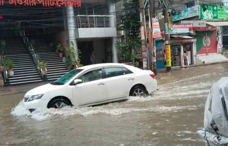 ফলে দুর্ভোগ বেড়েছে জনজীবনে। পানি ঢুকে পড়েছে বাসা-বাড়ি ও ব্যবসা প্রতিষ্ঠানেও।