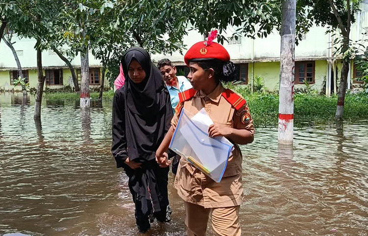 এছাড়াও কলেজের প্রধান ফটক, অশোকতলা রেলগেট এলাকা ও ধর্মপুরের তিনটি ফটকেই হাঁটু পানি মাড়িয়ে শিক্ষার্থীদের ক্যাম্পাসে প্রবেশ করতে দেখা গেছে। এতে ভোগান্তিতে পড়েছে ভর্তি-ইচ্ছুক পরীক্ষার্থী ও তাদের সঙ্গে আসা অভিভাবকরা।