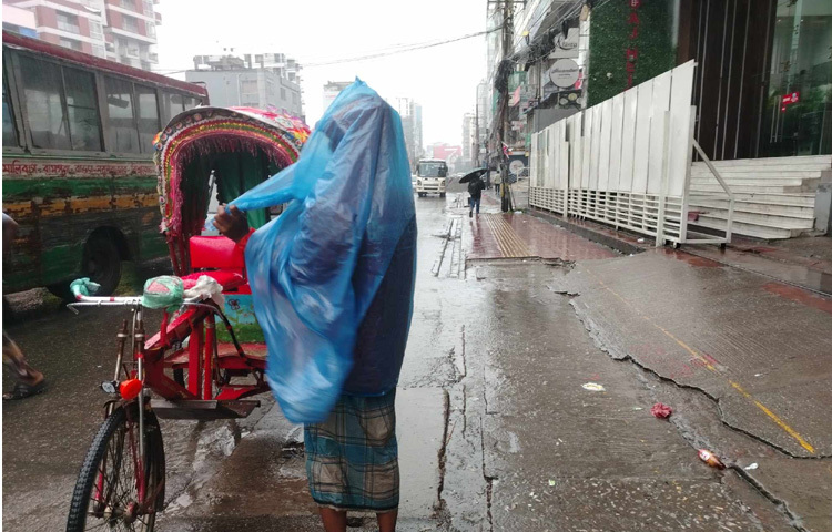 ভোরের নির্জনতা ভেঙে যখন শহর জেগে উঠছে, তখন একফোঁটা বৃষ্টিই যেন ছন্দে লাগায় বাধা। মোড়ে মোড়ে জ্যাম, রাস্তায় কাদা, আর রিকশা বা সিএনজির অতিরিক্ত ভাড়া, সব মিলিয়ে স্বস্তির পাশাপাশি জমে ওঠে এক টুকরো হতাশা।