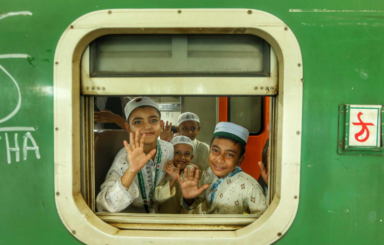 কমলাপুর স্টেশন থেকে রওনা হওয়া প্রত্যেক যাত্রীর মনে থাকে নানা গল্প, নানা আশা। তারা জানে, বাড়ি ফেরার এই পথ চলা শুধুই শারীরিক যাত্রা নয়, এটি আত্মার পুনরুজ্জীবনের সময়। বন্ধু-আত্মীয়ের সঙ্গে কাটানো মুহূর্তগুলো জীবনকে নতুন রঙে রাঙিয়ে দেয়।