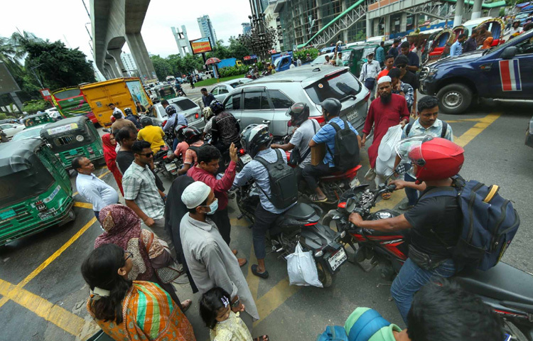 একদিন না একদিন আবার ফিরতে হবে ঢাকায়; ধুলো, ধোঁয়া আর দৈনন্দিন ক্লান্তির শহরে। কিন্তু তার আগে এই কয়েকটা দিন শুধু আপনজনদের সঙ্গে কাটানো, নিঃশ্বাসে ফেলা আত্মিক প্রশান্তি।
