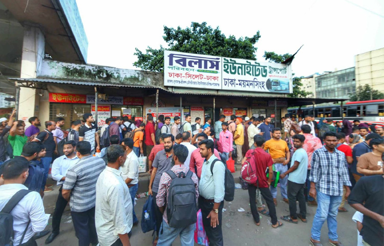 এই ভিড়, এই ঠেলাঠেলি সবই যেন ঈদের আগে এক ধরনের আবেগঘন অনুশীলন, যেখানে অপেক্ষাটুকুও হয়ে ওঠে ভালোবাসার অংশ।