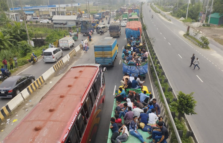 ভোর থেকেই আশেরপুর বাইপাস থেকে যমুনা সেতু পর্যন্ত ২২ কিলোমিটারজুড়ে থেমে থেমে চলছে যানবাহন।