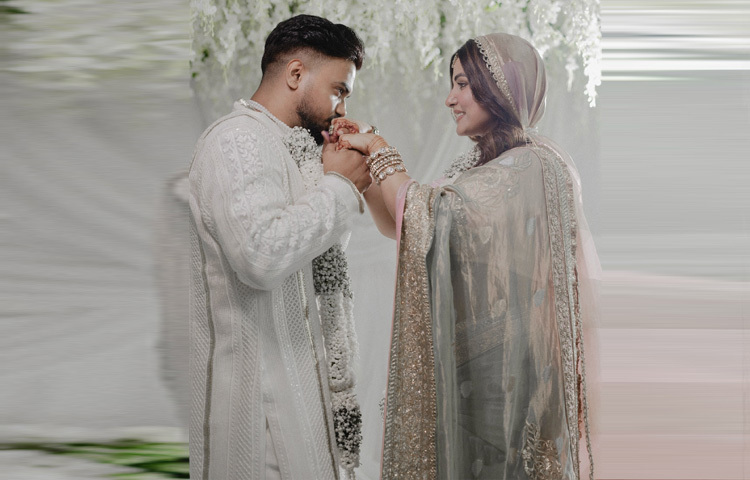 মরণব্যধি ক্যানসারের সঙ্গে লড়ছেন অভিনেত্রী হিনা খান। চলছিল কেমোথেরাপি। ক্যানসারের তৃতীয় ধাপে পৌঁছেও তার মনের জোর এতটুকু কমেনি। অসুস্থ শরীর নিয়ে হেঁটেছেন র‌্যাম্পে, ওমরাহ পালনে গেছেন মক্কা শরীফেও। এবার বিয়ে করলেন এই ভারতীয় অভিনেত্রী।