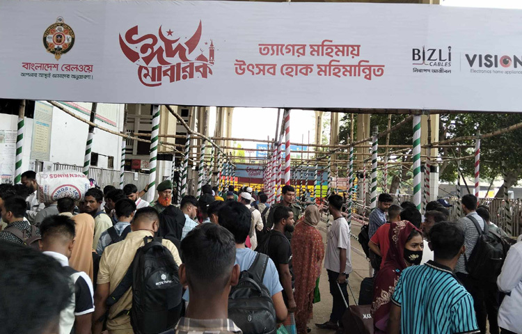 কড়া নিরাপত্তাবেষ্টনীতে তিন স্তরের টিকিট চেকিং ব্যবস্থার মাধ্যমে স্টেশনে প্রবেশ করছেন দূরপাল্লার সাধারণ যাত্রীরা। সকাল সাড়ে ৮টা থেকে সাড়ে ৯টা পর্যন্ত কমলাপুর রেলওয়ে স্টেশন ঘুরে এমন চিত্র দেখা গেছে।