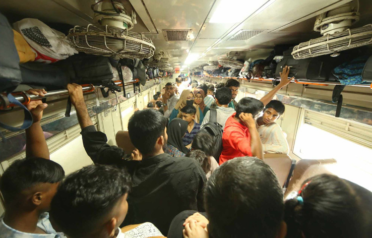 কমলাপুর আজ শুধু একটি স্টেশন নয়, এ যেন আবেগের এক মিলনমেলা, যেখানে শুরু হয় ঘরে ফেরার পথচলা।