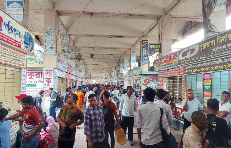 পরিবার-পরিজন নিয়ে এসে বিপাকে পড়েছেন যাত্রীরা। এক কাউন্টার থেকে আরেক কাউন্টার ঘুরে অতিষ্ঠ হয়ে রাস্তায় এসে দাঁড়াচ্ছেন। লোকাল বাস বা পিকআপ যা পাচ্ছেন উঠে যাচ্ছেন।