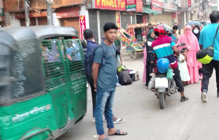 কেউ কাঁধে ব্যাগ, কেউ বুকে বাচ্চা চেপে লোকাল বাস বা রিকশায় ছুটছেন নির্দিষ্ট গন্তব্যের দিকে।