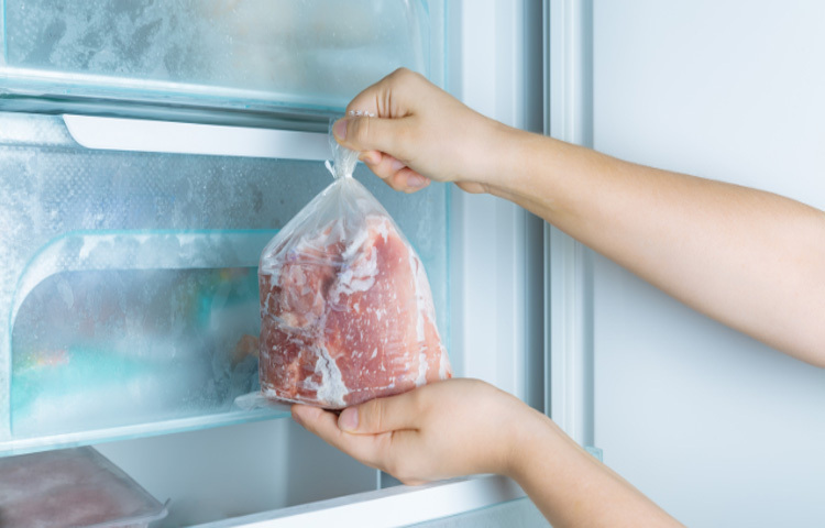 কাঁচা মাংস ডিপ ফ্রিজে সংরক্ষণের উপযুক্ত তাপমাত্রা হলো মাইনাস ১৮ থেকে ২২ ডিগ্রি সেলসিয়াস। এই তাপমাত্রায় গরুর মাংস ৮-১০ মাস, খাসির মাংস ৫-৬ মাস, মহিষ বা উটের মাংস ৬ মাস এবং ভেড়ার মাংস ২-৩ মাস পর্যন্ত ভালো থাকে। তবে মাথা, কলিজা কিংবা মগজের মতো অঙ্গ বেশি দিন সংরক্ষণ না করাই ভালো।