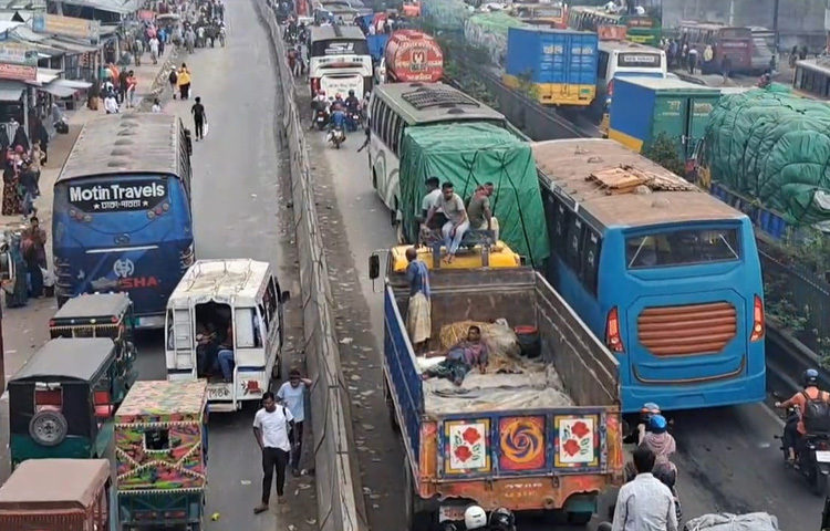 ভোর থেকে ঢাকা-টাঙ্গাইল ও ঢাকা-ময়মনসিংহ মহাসড়কের বিভিন্ন পয়েন্টে ভিড় জমেছে যাত্রীদের। অনেকে অপেক্ষার ক্লান্তি ভুলে পিকআপ বা ট্রাকে চেপে যাত্রা শুরু করেছেন গন্তব্যের দিকে।