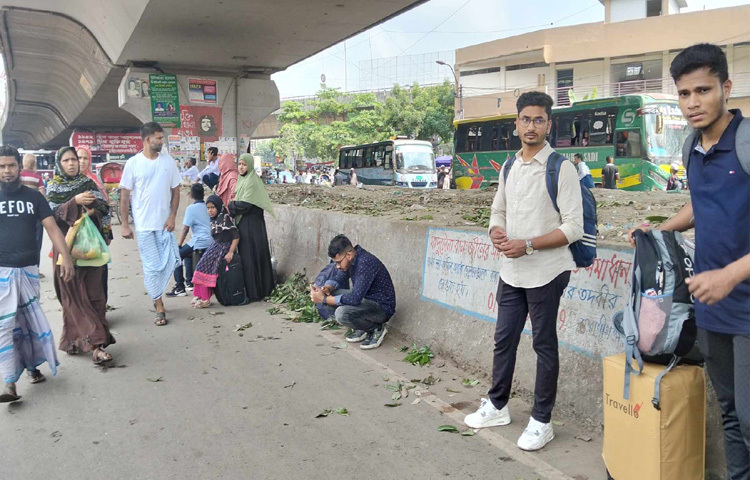 চাটখিলগামী হিমালয় ও আল-বারাকা পরিবহনে অতিরিক্ত ১০০ টাকা করে নেওয়া হচ্ছে। সাধারণ সময়ে যেখানে ভাড়া ৫০০ টাকা, সেখানে এখন ৬০০ টাকা গুনতে হচ্ছে। যাত্রাবাড়ী-নড়াইল রুটে দাঁড়িয়ে যাওয়া সত্ত্বেও দিতে হচ্ছে ৫০০ টাকা, আর বসার টিকিটের ভাড়া ৮০০ টাকা পর্যন্ত।